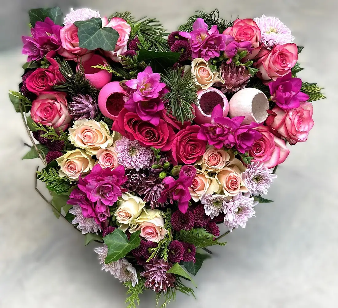 Trauergesteck in Herzform