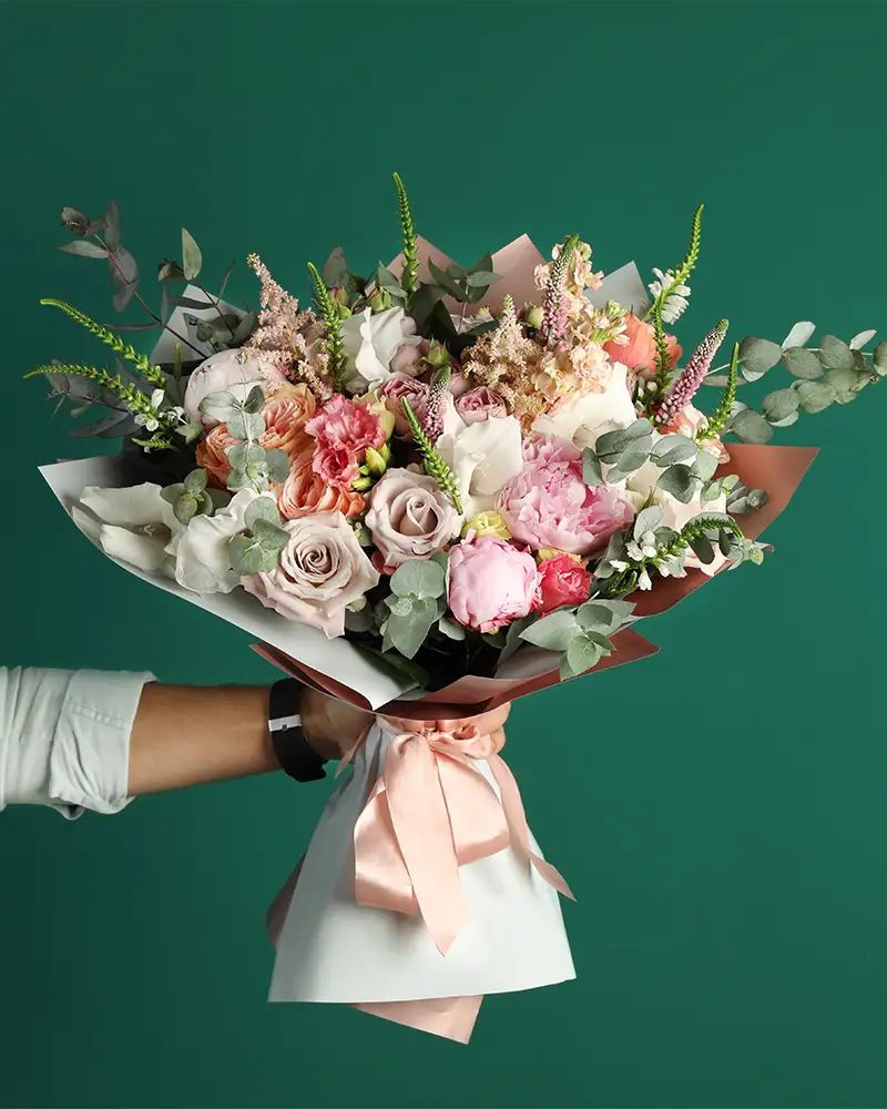 Blumenstrauß auf grünem Hintergrund