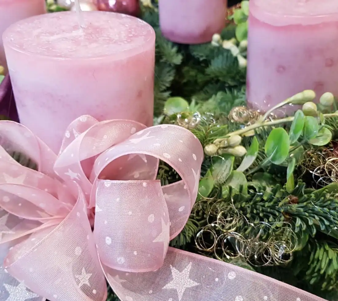 Nahaufnahme einer Kerze am Adventkranz